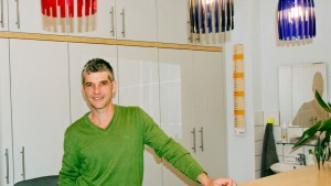 am Empfang in der Praxis Frankenthal Jochen Weisbrodt